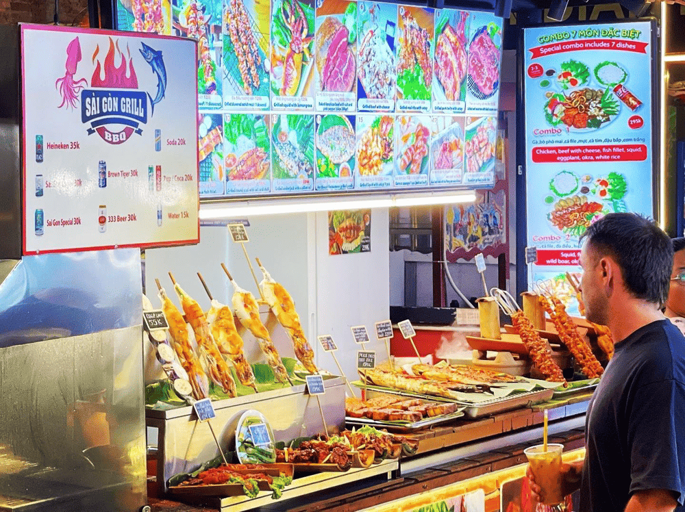 Try everything from fresh seafood to fusion tacos in this bustling food court filled with live music and great vibes (Source: Ben Nghe Street Food)